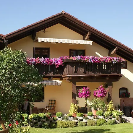 Haus Steinroeschen Апартаменты *